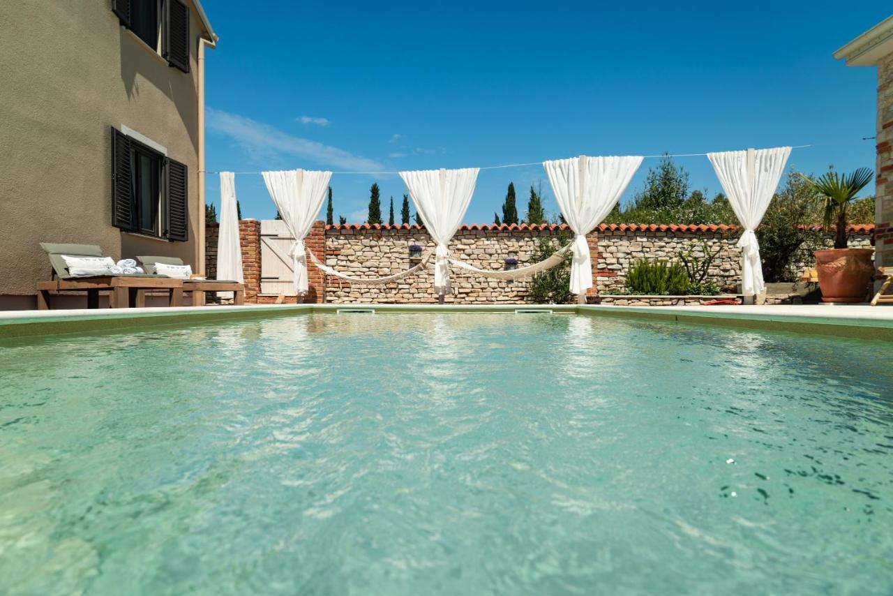 Ferienwohnungen VI La Mare With Heated Pool Zadar Exteriör bild