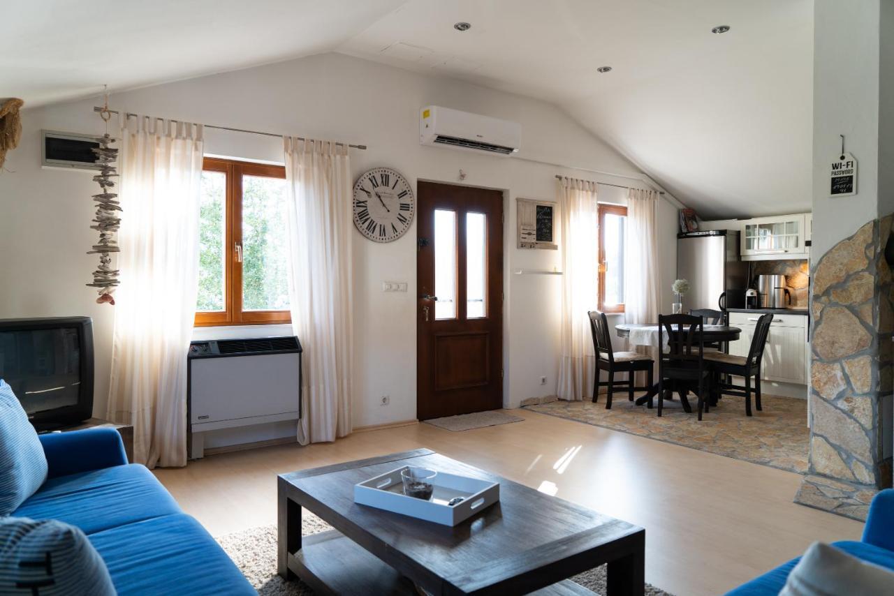 Ferienwohnungen VI La Mare With Heated Pool Zadar Exteriör bild